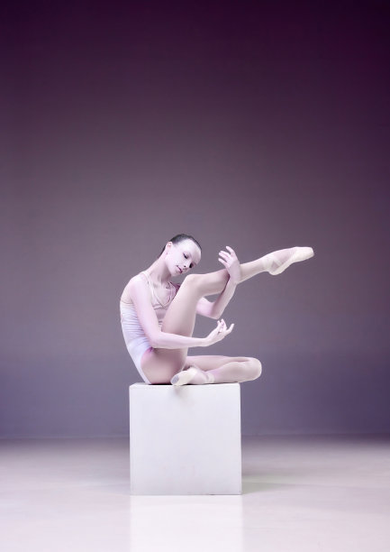 雕塑艺术。美丽的年轻女子，专业芭蕾舞演员在工作室背景上摆出像瓷器雕像一样的姿势图片下载
