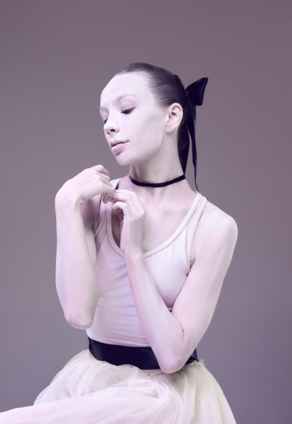 优雅美丽女子的肖像，芭蕾舞女演员在工作室背景上像瓷器雕像一样摆姿势。复古的氛围图片下载
