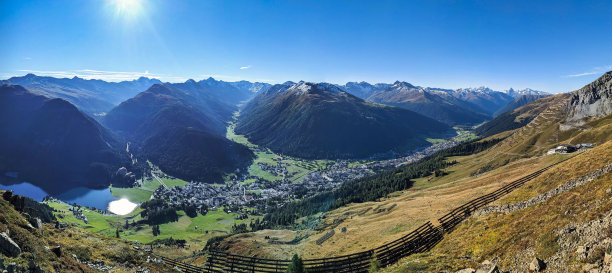 格劳宾登州的达沃斯。美妙的秋季全景图的城市达沃斯格里森。高质量的照片。图片下载