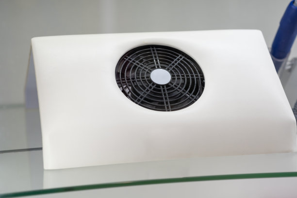 商店货架上为美甲沙龙准备的专业吸尘器。图片下载