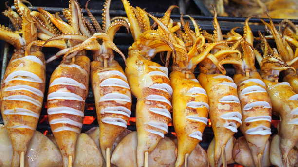 图为泰式烤鱿鱼，搭配辛辣的海鲜蘸酱食用。泰国街头小吃的照片图片下载