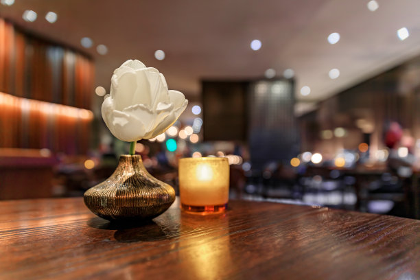 华盛顿西雅图一家餐馆的桌子上，蜡烛和郁金香盛开图片下载