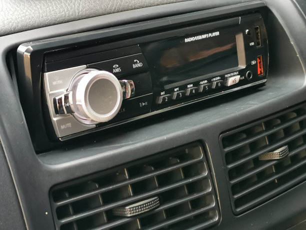 带有音响装置的汽车仪表盘照片。图片下载