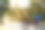早上在公园里，卡车用喷雾器给一棵树浇水。图片下载