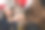 戴着圣诞帽的亚洲女人在派对上碰杯香槟图片下载