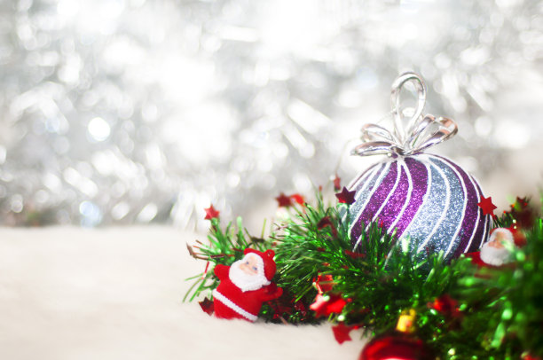 圣诞特写-图案白色背景的圣诞或新年装饰背景，空间添加文字或图片。图片下载