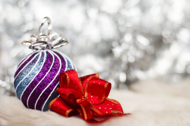 圣诞特写-图案白色背景的圣诞或新年装饰背景，空间添加文字或图片。图片下载