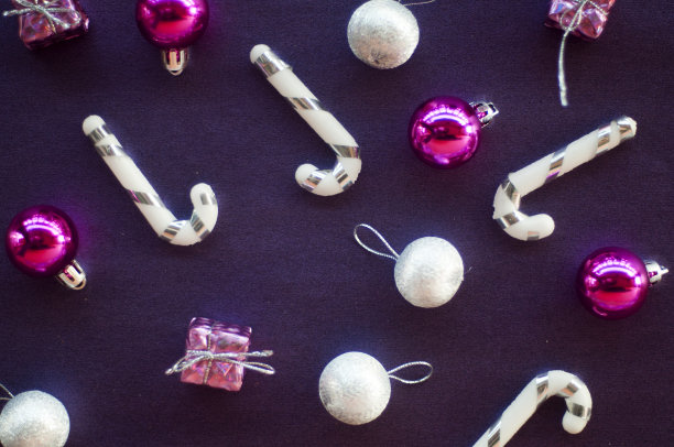 圣诞特写-图案白色背景的圣诞或新年装饰背景，空间添加文字或图片。图片下载