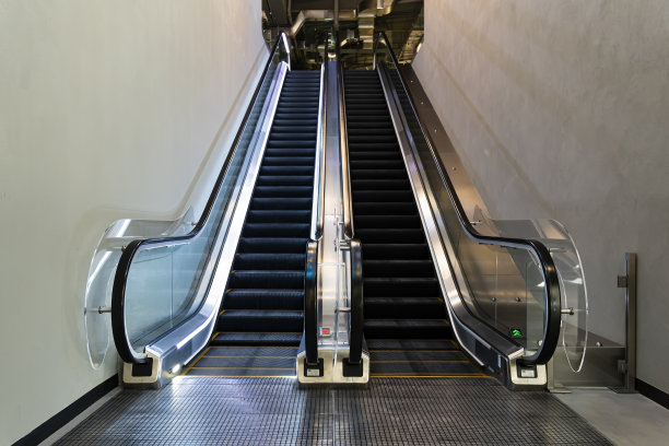 没有人的现代豪华双扶梯与楼梯。移动的楼梯图片下载