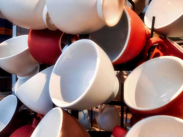 一组不同颜色的杯子的特写图像图片下载