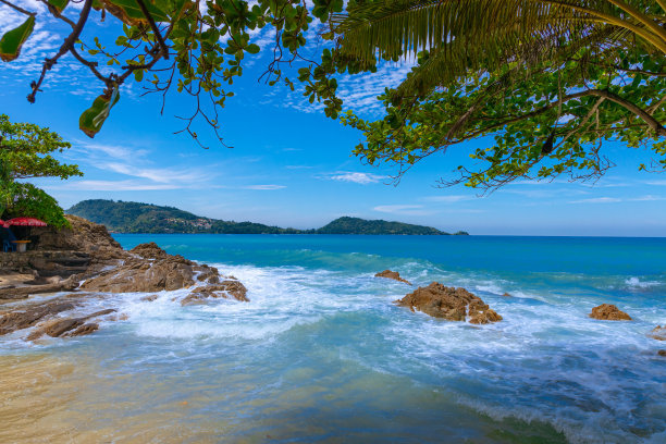 长时间暴露在泰国普吉岛芭东海滩上海浪撞击岩石的照片图片下载