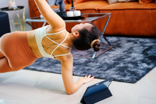 快乐、健康、运动、健身的亚洲女性在家里的客厅里做瑜伽、伸展肩膀。健康的库存照片。图片下载