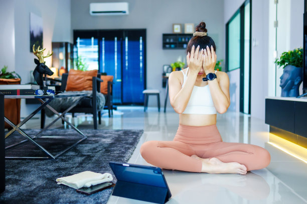 快乐、健康、运动、健身的亚洲女性在家里的客厅里做瑜伽、伸展肩膀。健康的库存照片。图片下载