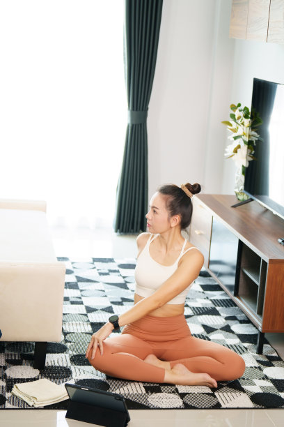 快乐、健康、运动、健身的亚洲女性在家里的客厅里做瑜伽、伸展肩膀。健康的库存照片。图片下载