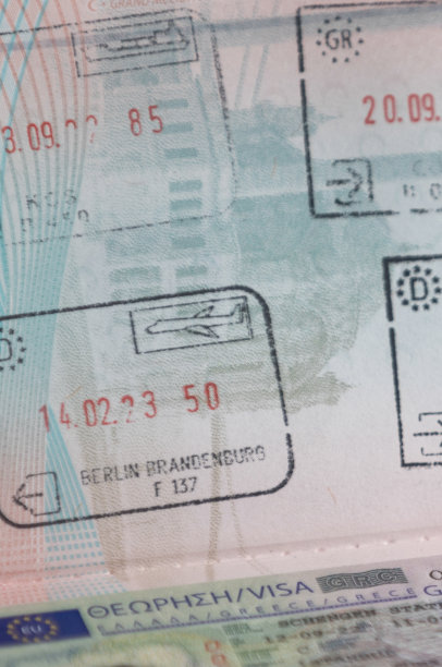 新的土耳其护照加盖申根地区的邮票。图片下载