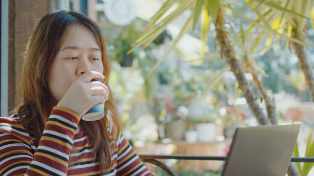 年轻的成年亚洲女性混合工作，大学生的概念图片下载