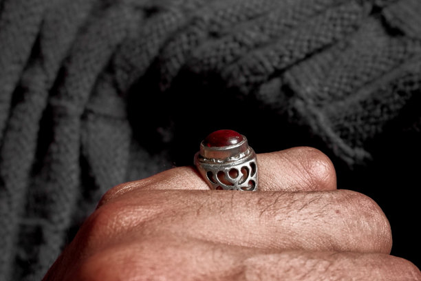 镶有玛瑙石的戒指图片下载