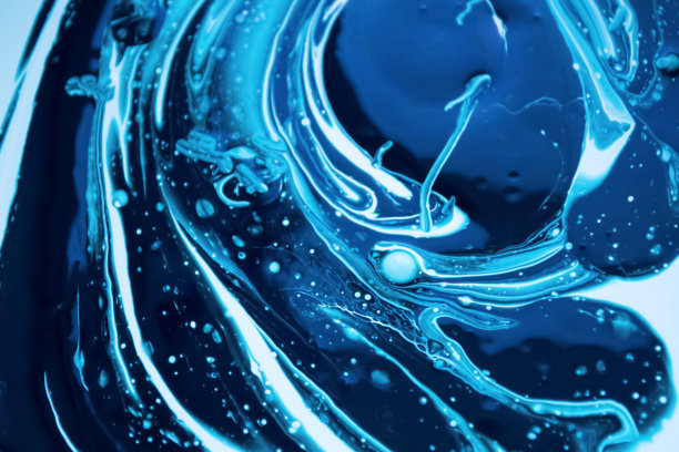 抽象:蓝色和白色。混合蓝色颜料。Goltsuboy，一张蓝白相间的照片。图片下载