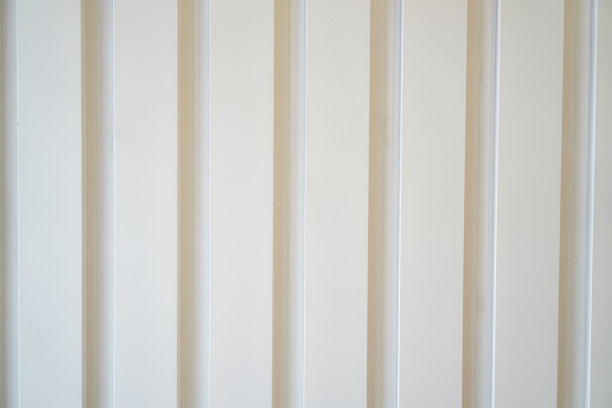 白色胶合板隔断墙的特写图片，设计美观，坚固。图片下载