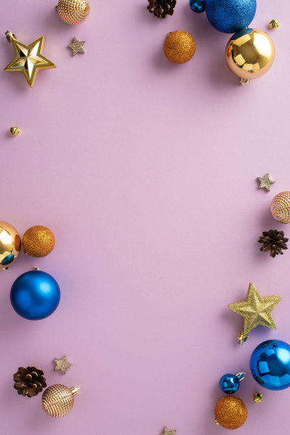 图片完美的假期设置:俯视垂直视图别致的树装饰，各种蓝色，橙色和金色的小装饰品，闪闪发光的星星，小铃铛，松果，在浅紫色的背景与广告空间图片下载
