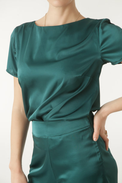 一组穿着绿色丝绸服装的年轻女模特的工作室照片。图片下载