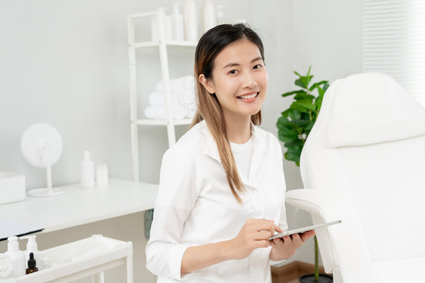 皮肤科和美容诊所，肖像美学医生，数据在平板上的皮肤科医生。美容美发、水疗、按摩用设备来帮助放松、理疗、放松按摩、治疗图片下载