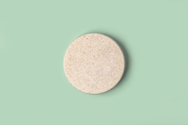 绿色背景的圆形讲台。天然大理石底座。生态美容产品模型推广。场景展示。石陈列柜，陈列柜。顶视图软阴影平面布局。时尚裸色空间。水疗中心图片下载