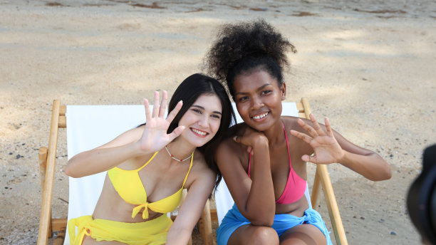 一个穿着比基尼的黑人女孩在热带海滩上放松的照片图片下载