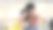 一个穿着比基尼的黑人女孩在热带海滩上放松的照片图片下载