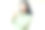 快乐的亚洲年轻女子一边看着闪闪发光的2024号蜡烛，想着新年庆祝的决心，穿着白色背景的绿色衬衫图片下载