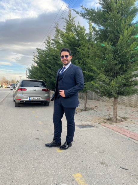 照片中的土耳其商人身穿深蓝色西装，系着蓝色领带图片下载