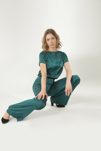 一组穿着绿色丝绸服装的年轻女模特的工作室照片。图片下载