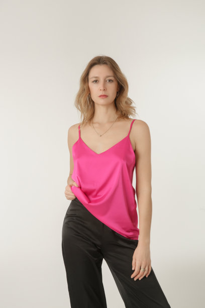 一系列年轻女模特的工作室照片，黑色和粉红色的丝绸服装，背心衬衫和宽腿裤图片下载