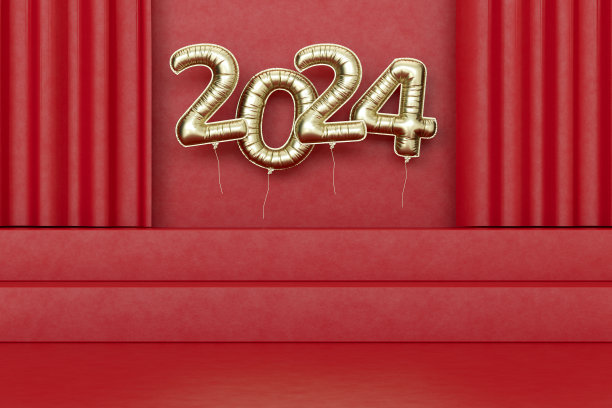 2024年新年气球在红色的讲台上，圣诞的背景。图片下载