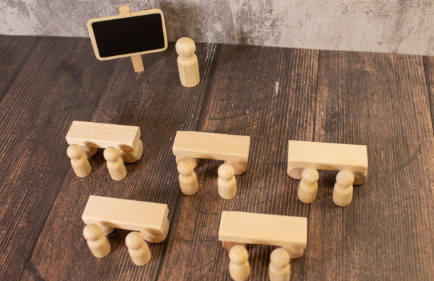 侏儒用棍子指向一个空黑板没有题字。图片下载