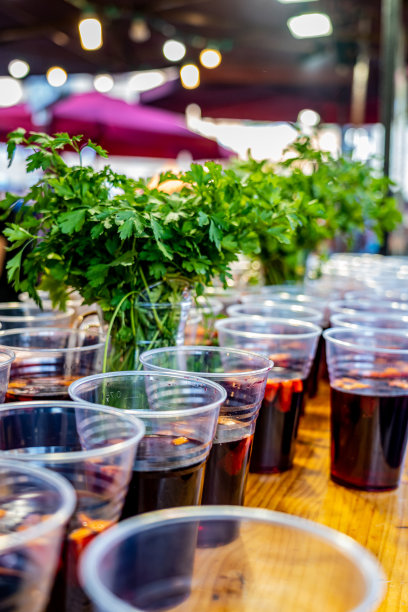 一杯一升的桑格利亚汽酒，桌上放着几根欧芹。图片下载