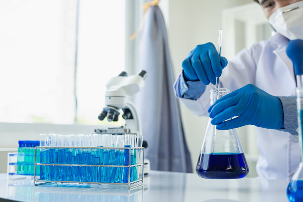 科学家们正在研究微纤维、微生物学、医学、卫生保健、药物制造、科学实验室、化学、遗传学、基因、纳米材料、纳米技术。特写照片图片下载