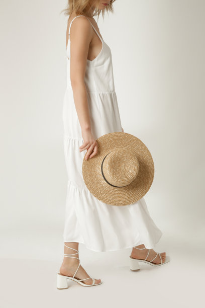 一系列工作室照片的年轻女模特在白色亚麻长背心连衣裙。休闲时尚的夏装，春夏流行趋势。图片下载