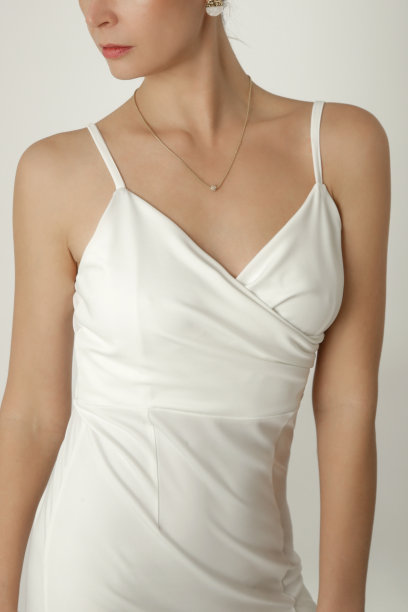 一系列穿着优雅白色礼服的女模特的工作室照片图片下载