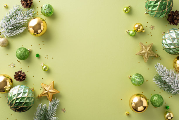 唤起节日的欢乐。头顶上的照片有闪闪发光的树饰品，金色和绿色的小装饰品，灿烂的星星，闪烁的亮片，磨砂松枝在柔和的绿色背景问候或宣传图片下载