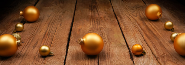 的背景图片。新年风格的桌面壁纸。木制照片背景与圣诞树玩具。新年，节日，欢乐。新年概念。图片下载