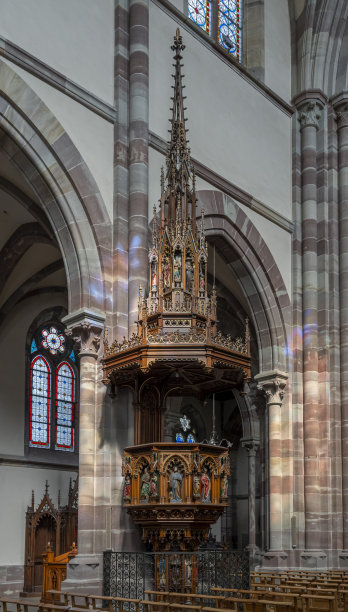 奥伯奈，法国- 2023年07月09日:圣马丁教堂内的讲坛图片下载