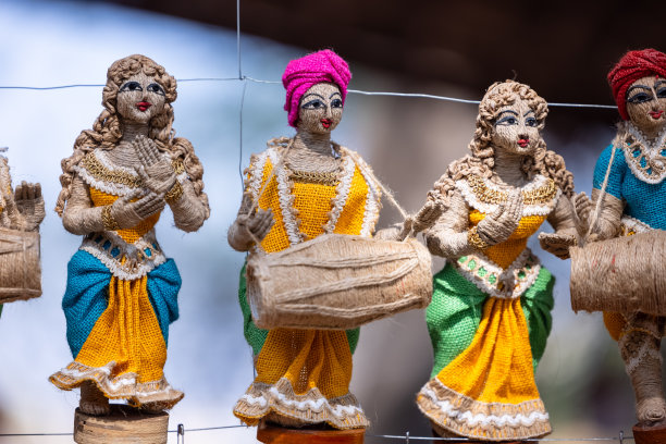 手工制作的黄麻木偶图片下载