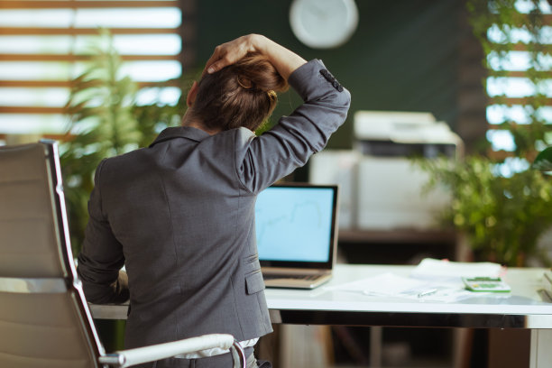 现代商务女性在现代绿色办公室伸展脖子图片下载