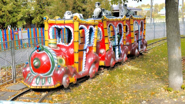 这张照片摄于2023年10月2日，俄罗斯特维尔，一辆五颜六色的儿童火车停在空荡荡的游乐园里图片下载