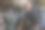 照片中，一位老人在自然的阳光下从一辆现代汽车里出来。一个快乐的商人从他的现代汽车里走出来，面带微笑。图片下载