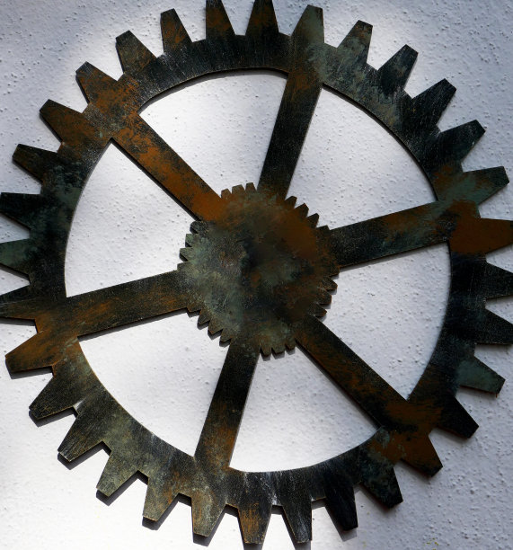 白色墙壁背景上的旧齿轮图片下载