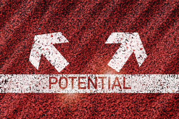 在红色的道路上用白色的箭头写在白色的线上图片下载