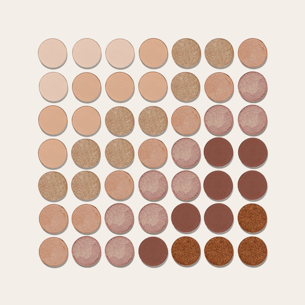 在中性色背景上眼影的颜色渐变色板的正方形图案。米色肤色自然色眼影粉，光泽和哑光，极具美感的照片，俯视图图片下载