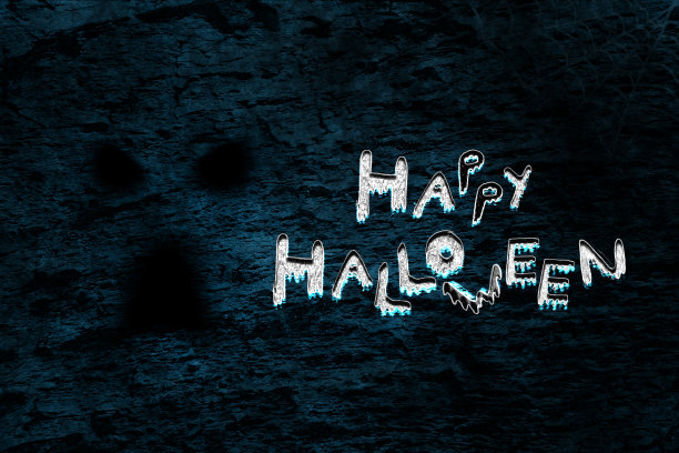 质朴的深灰色，黑色，蓝色渐变的颜色划伤旧的开裂纹理墙，幽灵的背景与一个发光的抽象愤怒悲伤哭泣鬼剪影阴影和文字万圣节快乐图片下载